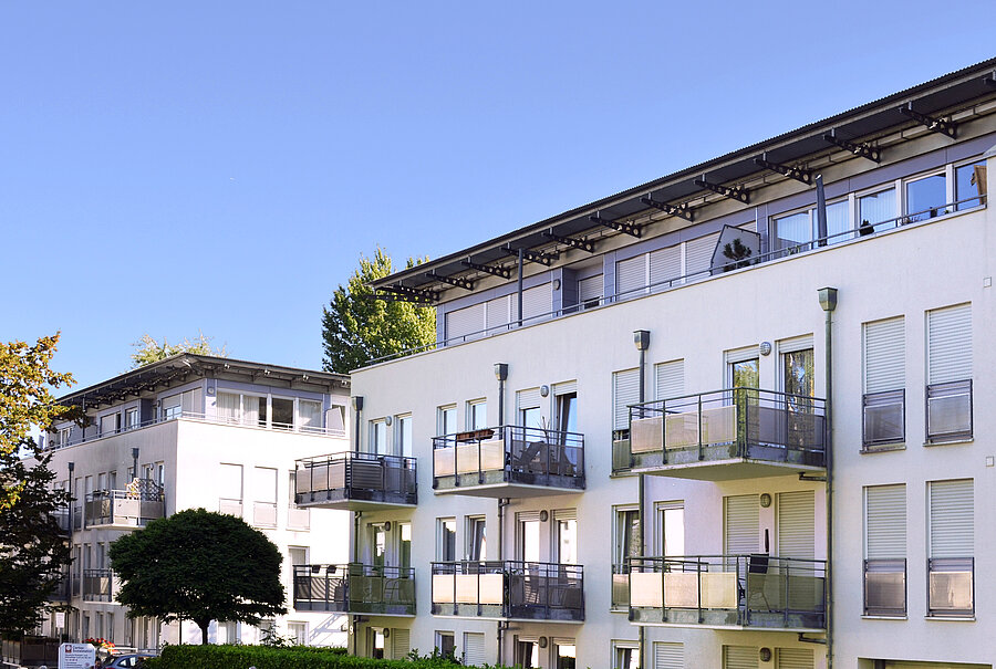 Frontansicht der Parkresidenz am Rosengarten: Ein weißes, mehrschössiges Gebäude mit Balkonen
