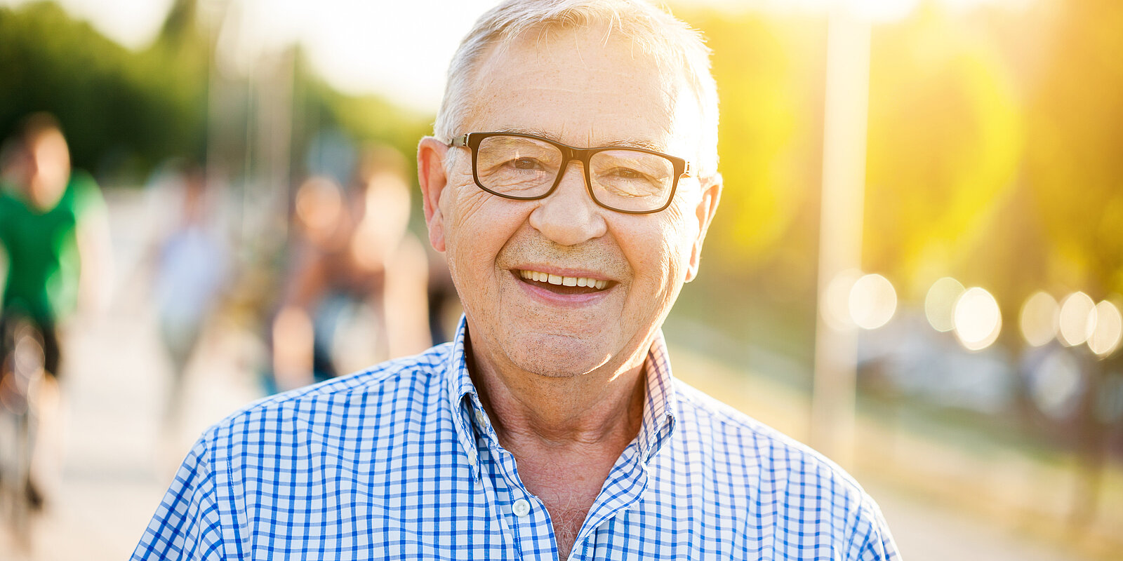 Portrait im Freien eines glücklichen Seniors